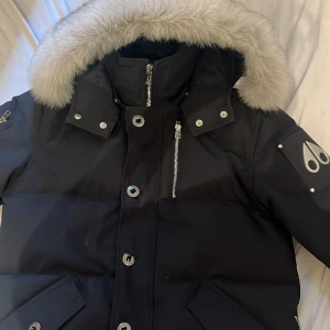 Moose knuckles jacka - 9/10 skick använd en vinter Storlek s och är true to size  Köpt från johnells outlet för 8393kr på black friday så själv klart äkta. kvitto finns tyvärr inte har nyligen flyttat och hittade den inte. Därför lågt pris 