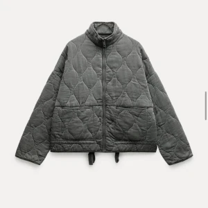 Grå zarajacka - Säljer den eftertraktade Zara-jackan!!! Bra skick🌟Nypris 859:- och jag säljer den för 600❣️❣️Storlek L men skulle säga att den passar alla då det är en sådan typ av modell. Jag själv har S i vanliga fall💕