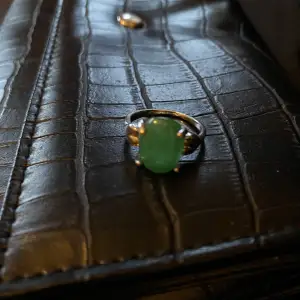 Superfin handgjord (inte av mig) grön och silvrig ring i vintage stil.