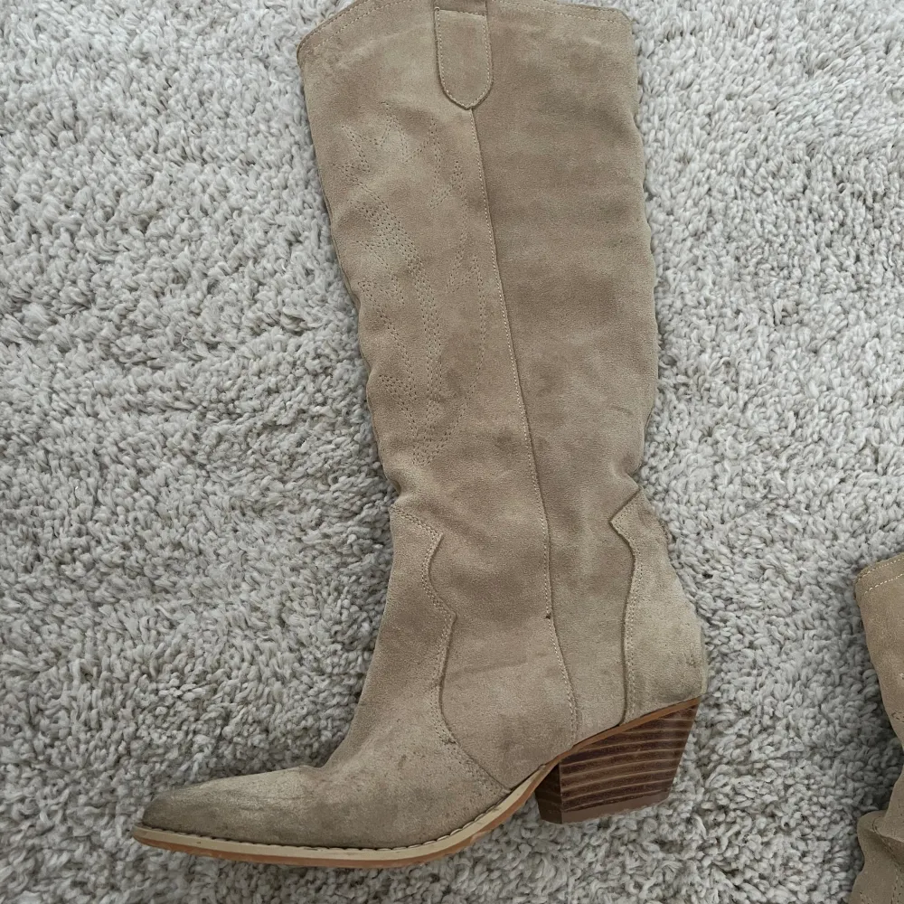 Säljer mina boots från Zalando i storlek 39. Dem är väl använda och har därför gått sönder lite samt fläckar. Jag kan inte tvätta mocka men säker på att de går bort om man kan sånt. Hehe💓 skriv för fler bilder.. Skor.