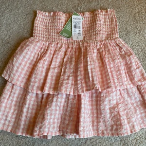 Kjol  - Säljer denna jätte söta rosa kjolen💓 då den inte kommer till användning💓💓och är perfekt nu till sommaren.