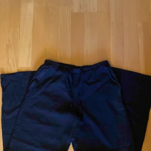 Gina tricot linnebyxor  - Säljer mina svarta linnebyxor från gina tricot då jag tröttnat på de,endast använda några fåtal gånger💗