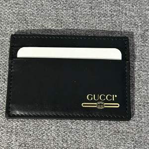 Gucci cardholder brand new 10/10, finns 3st 2st av bild 2 och 1 av bild 1, endast 999kr styck retail över 3000, bara att höra av er privat vid funderingar🍾