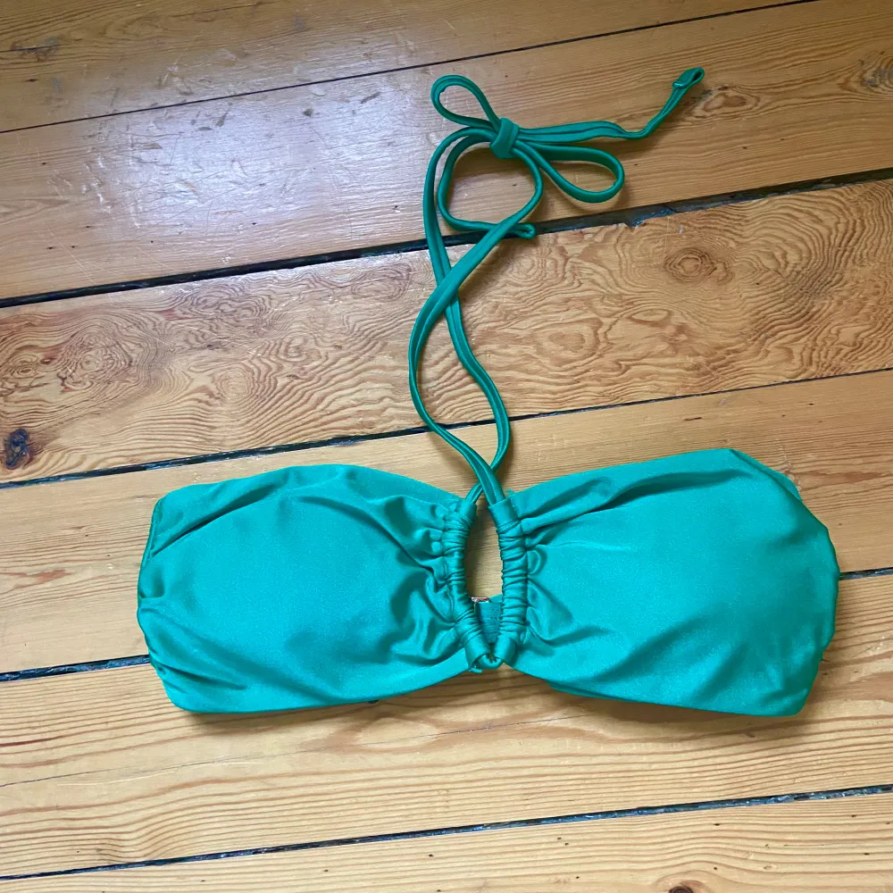 Oanvänd (prislapp kvar) bikiniöverdel från Asos. Märke New Look. Aldrig använd då den tyvärr inte passade mig. Normal i storleken och går att knyta på lite olika sätt 😍   Sista bilden är från Asos hemsida.. Toppar.