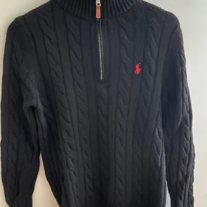 Ralph lauren cabel knit halfzip - Säljer denna feta ralph lauren halfzip. Väldigt bra skick har inte används många gånger. Skriv vid frågor