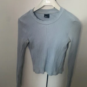 Toppar från Gina Tricot  - Säljer två jättefina toppar ifrån Gina Tricot. Nyskick. 80 kr/st eller båda för 150 kr.