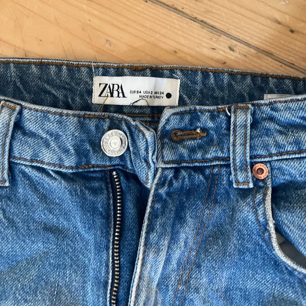 Jättesnygga zara jeans som aldrig är använda då dom inte passa mig💗 . Jeans & Byxor.