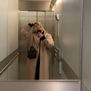 Beige kappa  - Fin kappa från zara köpt i london. Säljs inte längre. Köpte den för 2200