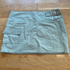 Minikjol från asos design - Fin minikjol i grönt från asos design. Ej använd endast testad hemma. Aningen stor för mig som vanligtvis hamnar mellan XS-S. 