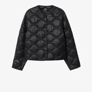 Mango jacka - Säljer min svarta Mango Carrot jacka som är slutsåld nästan överallt! Perfekt nu till våren🌸 Nypris 599kr