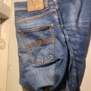 Säljer dessa  slim fit jeans från nudie med. riktigt skön fade! Bra skick skriv vid minsta fundering