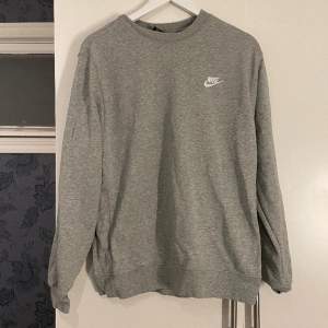 Grå Nike sweatshirt, i fint skick, knappt använd.