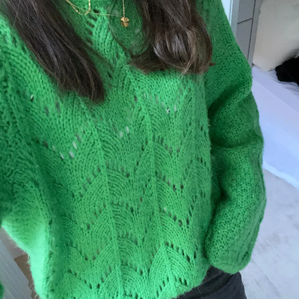 En superfin grön stickad tröja från Vila i storlek S. Tröjan är i nyskick då den är använd 1 gång. Jättefin att ha en skjorta under, inte alls stiksig. Köparen står för frakten, inga returer. ☺️. Tröjor & Koftor.