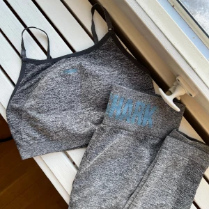 Gymshark flex set - Supersnygga set från Gymshark som tyvärr är för stort för mig. Superbra skick, inget att anmärka på. Första bilden är lånad, dock hittade jag bara en bild med den svara loggan. Settet jag säljer är likadant fast har blå logga 🥰 pris kan diskuteras 
