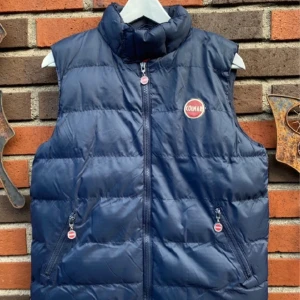 Colmar väst  - Säljer en lite varmare colmar väst perfekt till vår/hösten den är använd men i super bra skick inga kosmetiska skador eller nått sånt. Priset går att diskutera så tveka inte på att höra av er!!  Säger storlek L men passar mer än Stor small/ M 