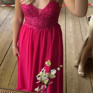 Hallon röd bal klänning  - Världens finaste bal klänning! Den är köpt och använd förra året på min bal i nian.  Inga fläckar och i super bra skick! Endast använd på balen  Original pris 2355kr från zalando