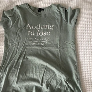 Grön t-shirt med tryck  - Väldigt bra skick Lite större i storlek  