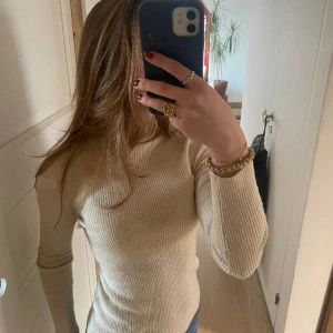 Beige polotröja  - En superfin beige/off White polotröja! 100 procent ull och väldigt varm och gosig. Säljer pågrund av att den inte kommer i användning. Nypris 399 och säljer för 150. Tröjan är i storlek s men känns mer som xs. Köparen står för frakten.