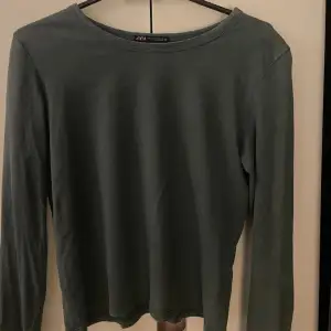 Jättefin grön långärmad tröja från Zara som inte kommer till användning. Skulle säga att den passar XS-S. Färgen syns bäst på bild 2 💚