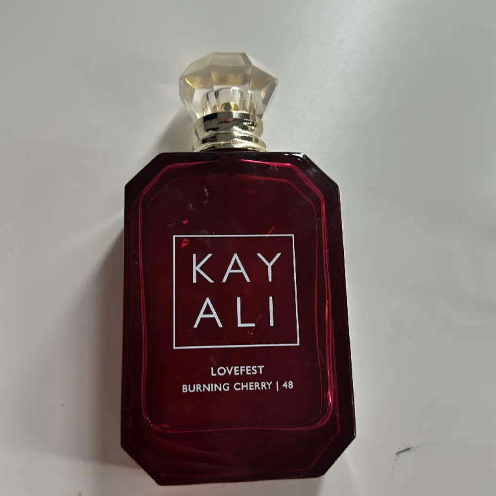 Kaylai parfym100 ml har använt 20 ml så det är 80 ml kvar. Köpte den för 1450. Övrigt.
