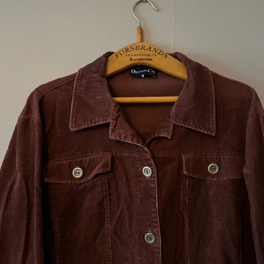 Underbar brun manchester-skjorta med metallknappar. Storlek M/L, jag som haft den har burit den som oversize. Är typ lite A-formad, toppenfin 🌸. Skjortor.