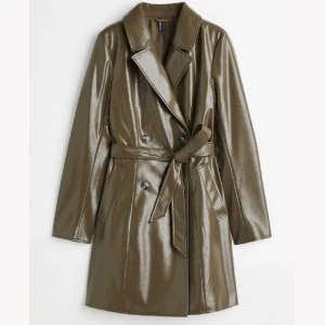 Trenchcoat  - Super fin trenchcoat som tyvärr inte används lika mycket längre , i bra skick . Storleken är XXS men den passar mig fint som är XS .  Nypris : 499