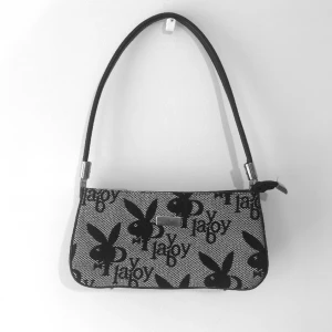 Playboy väska - Köpt secondhand i bra skick! Litet brunt märke i högra hörnet se bild 3.