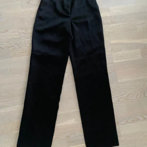 Satinbyxa - Raka kostymbyxor i satin från H&M i storlek 34 🖤