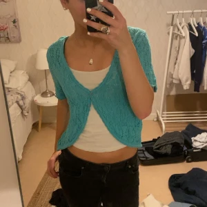 Stickad ”kofta - Säljer den här snygga koftan, står ingen storlek men passar XS-M beroende på hur man vill att den ska sitta🫶🏼 Pris kan diskuteras