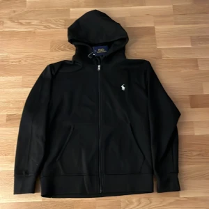 Ralph lauren hoddie - Ralph lauren hoddie ny skick säljer den åt en kompis! St S