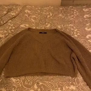 En croppad stickad tröja från Bikbok som inte säljs längre, Bra skick