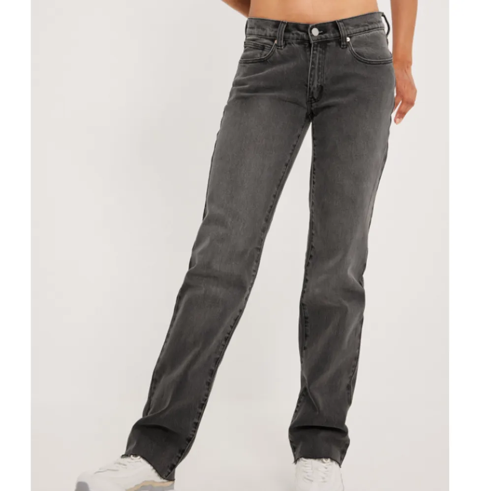 Säljer dessa Abrand jeans i storlek 27 pga för stora. Fint skick. Modell: 99 Low Straight. Beninnerlängd: 79cm.. Jeans & Byxor.