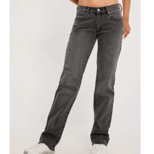 Säljer dessa Abrand jeans i storlek 27 pga för stora. Fint skick. Modell: 99 Low Straight. Beninnerlängd: 79cm.