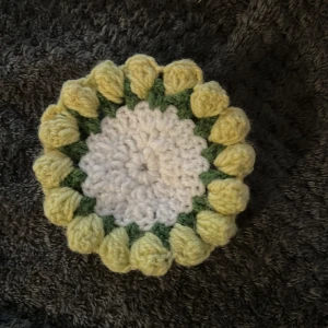 Mugghållare/muggplatta  - Den här hemma gjorda mugghållaren har jag gjort med mina bara händer. Finns i alla färger som du vill ha! När man viker i hopp den så ser det ut som en blombukett! 