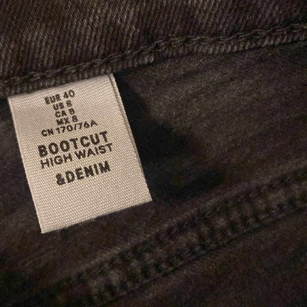 säljer dessa bootcut jeans då dom inte kommer till användning längre!. Jeans & Byxor.