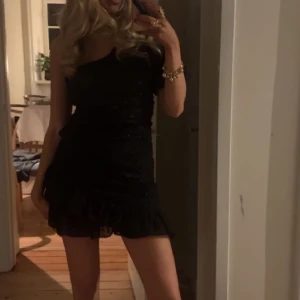 Klänning - Säljer denna skit fina och JÄTTE eftertraktade klänning från mango. Endast testad och legat i min garderob jättelänge. (Bilderna är lånade från min vän)❤️