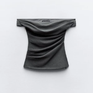 Topp - Offshoulder topp från zara som är helt ny med prislappen kvar! Den är helt slutsåld på hemsidan 