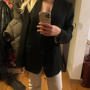 Oversized kavaj - oversized kavaj som jag köpte secondhand som inte kommit till användning. Är osäker på storlek då jag inte hittar vad de e för storlek men jag är vanligt vid 38/s/M och den sitter väldigt oversized på mig! Säljer för 200kr