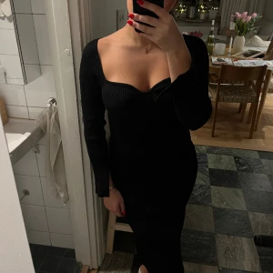 SVART STICKAD KLÄNNING🖤 - Sååå fin stickad klänning med slits i ärmarna och vid låret! Endast använd någon enstaka gång, säljes pga ingen användning längre!🖤