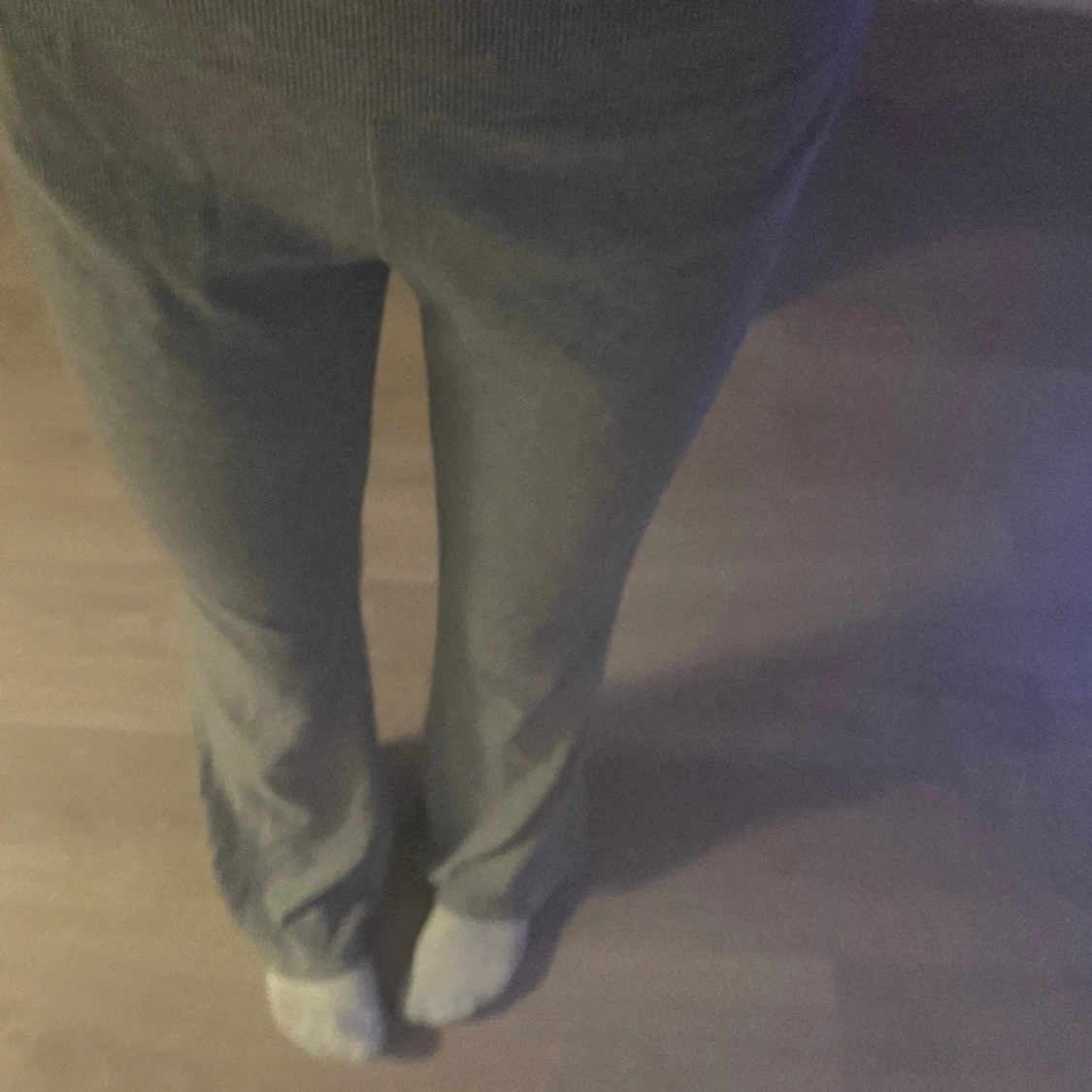 Grå utsvängda byxor, sitter jätte fint är dock för små för mig. Men jag tog ett foto med min vän som har 158 i byxor! - 91