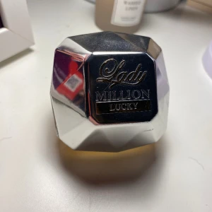 Million Lucky parfym  - Säljer min million lucky parfym, inte mkt använd. Säljer då jag använder andra parfymer mer. Ca 90% kvar!! Pris kan diskuteras ❤️