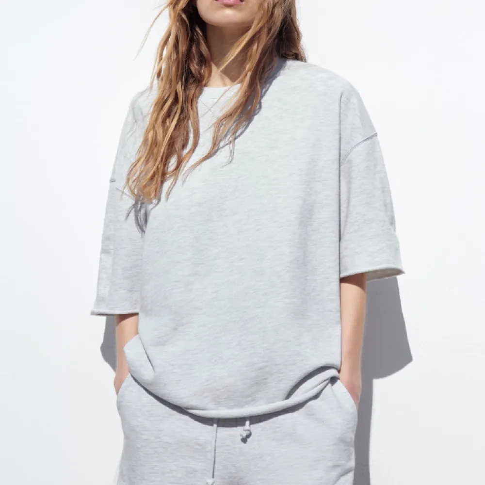Säljer denna eftertraktade Trekvartsärmade sweatshirt ifrån Zara med prislapp på! Endast testad, perfekt som vardagströja👌🏼. Tröjor & Koftor.