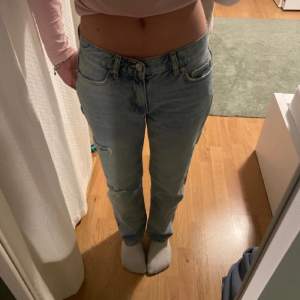 Blå low waist jeans från Gina tricot. Storlek 32