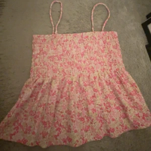 Topp - Säljer denna ur söta toppen från Gina Tricot. Nästan aldrig använt, går att använda som kjol också. Storlek M men passar S och Xs.
