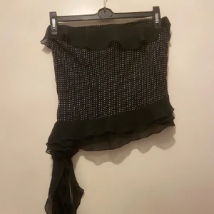 Axelbandslöst linne - Med ett fint hängande meshtyg på sidan! 💕 passar bra till klackar en utekväll! 