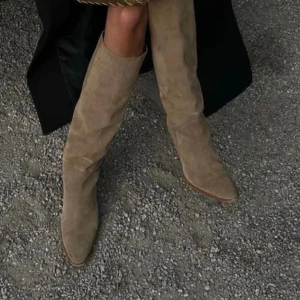 Mockastövlar från Zara - Säljer nu mina fina mockastövlar från Zara som såldes slut snabbt, storlek 38. Perfekta vårstövlarna 🌸