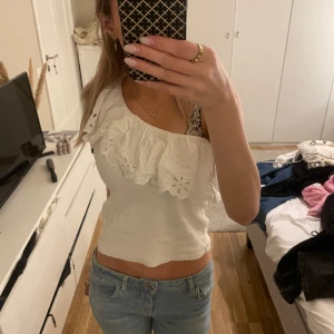 Söt topp - Jätte söt och somrig topp från zara!! Storleken är 13-14 år och passar mej som är 1,67 och bär xs/s 🥰