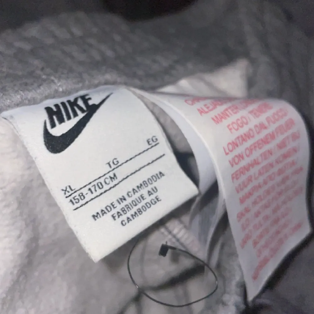 Nike mjukis byxor  Säljer för dom är för små. Jeans & Byxor.