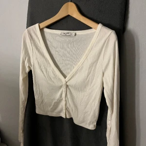 Vit långärmad topp!🤍 - Vit långärmad topp från NAKD🤍 fina knappar som detalj i mitten✨