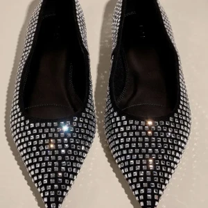 Aldrig använt - Glittriga spetsiga ballerina utan klack Nypris 699